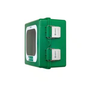 Groene AED-kast met twee metalen sluitingen.