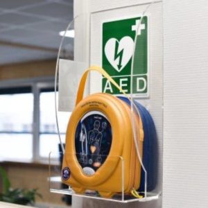 Wandgemonteerde AED in kantoorgebouw.