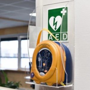 AED aan muur in kantooromgeving