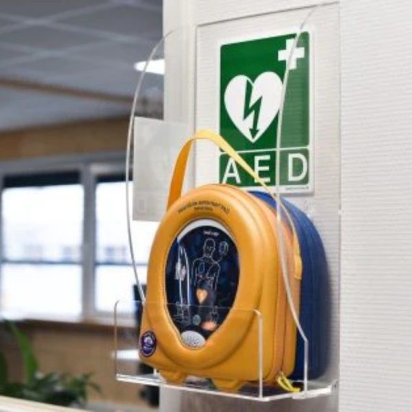 AED-pakket – HeartSine Samaritan 360P 1 AED aan muur in kantooromgeving