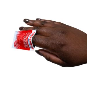 Hand met Burnshield hydrogel voor brandwonden