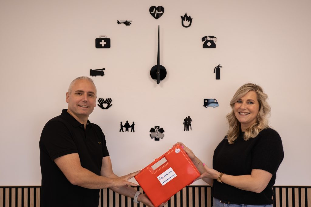 Twee mensen met EHBO-koffer voor gezondheidsillustraties.